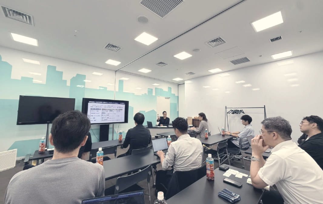 会議室で講師の話を聞く、勉強会の参加者たち